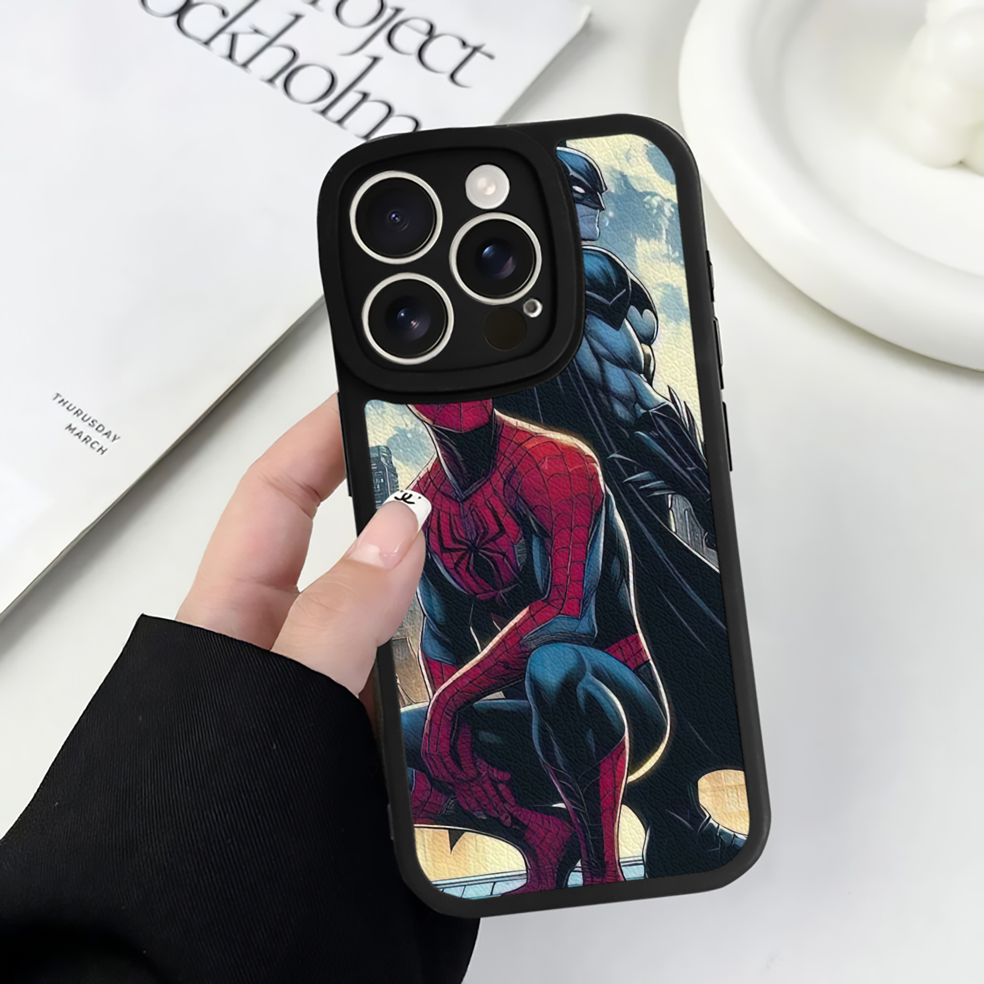 Spider Man スパイダーマン 【iPhone 16シリーズ対応】シリコンスマホケース（レザー調） 材質：シリコン